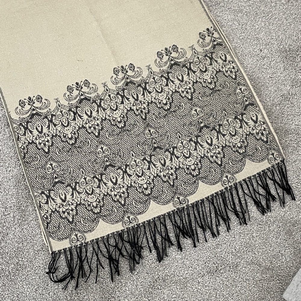 Charlotte Russe Gray and Cream Scarf